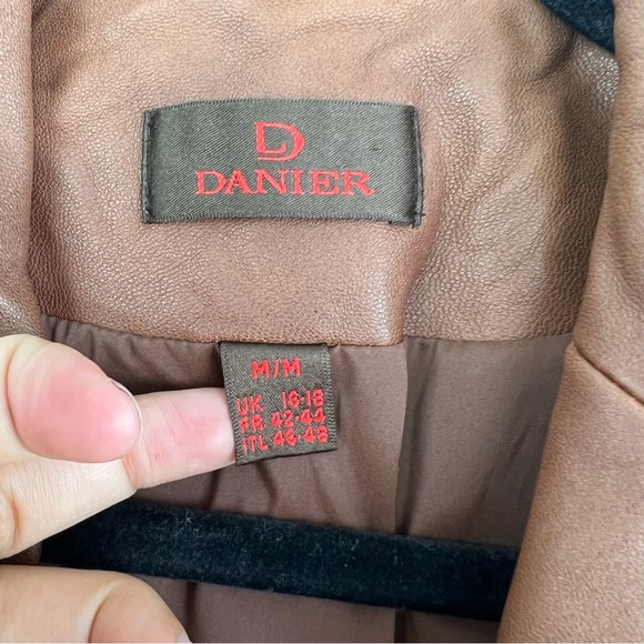Danier Authentic Vintage Brown Camel Genuine Leather Button Front Blazer size M - Picture 15 of 15